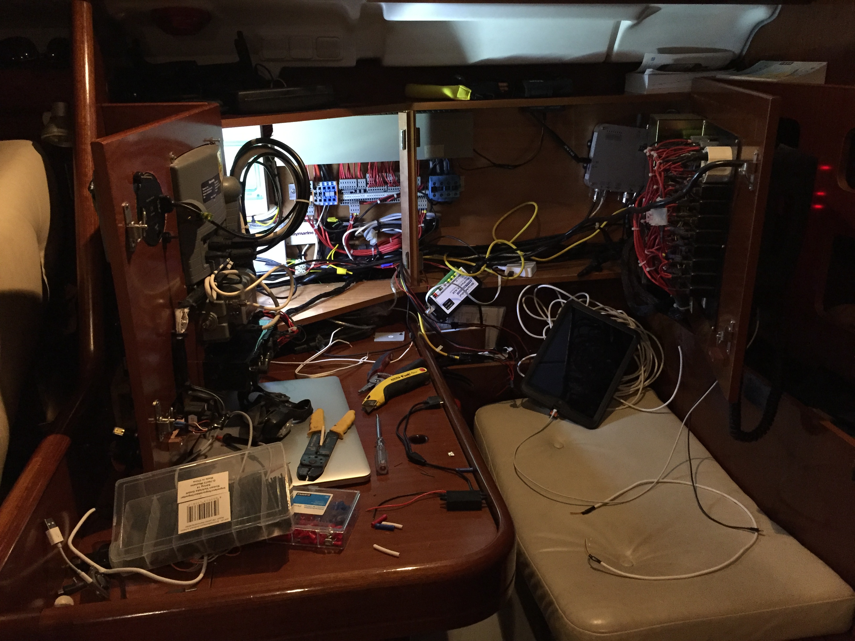 Na drie dagen kabels controleren, is de spaghetti brei eindelijk weggewerkt