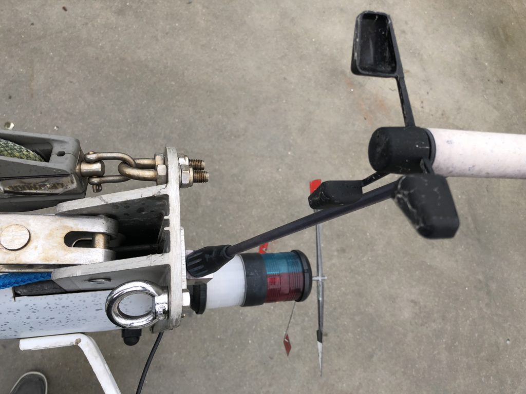 De verlichting in de mast staat de hele nacht aan. De lampjes in deze unit zijn vervangen voor LED lampen