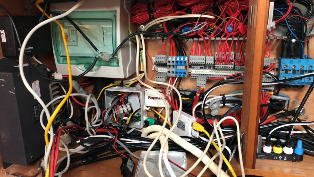 Een wirwar van kabels in één grote spaghetti brei