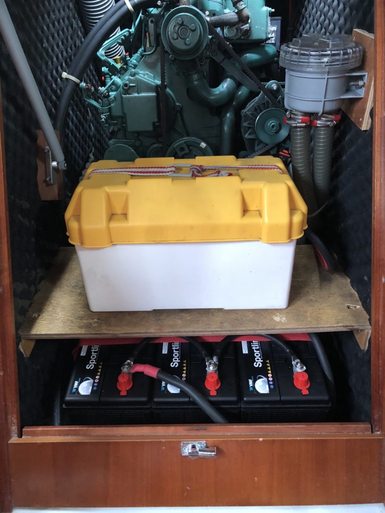 Boven de startaccu en onder de navigatiebank