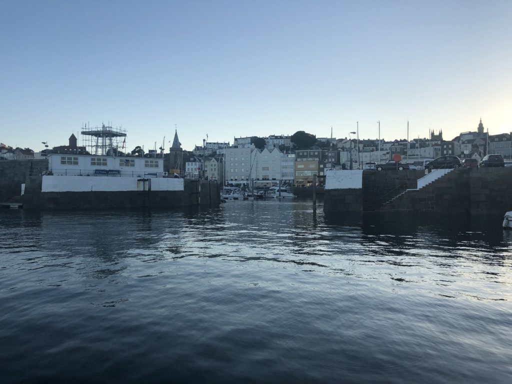 De drempel in de haven van Peter Port, Guernsey