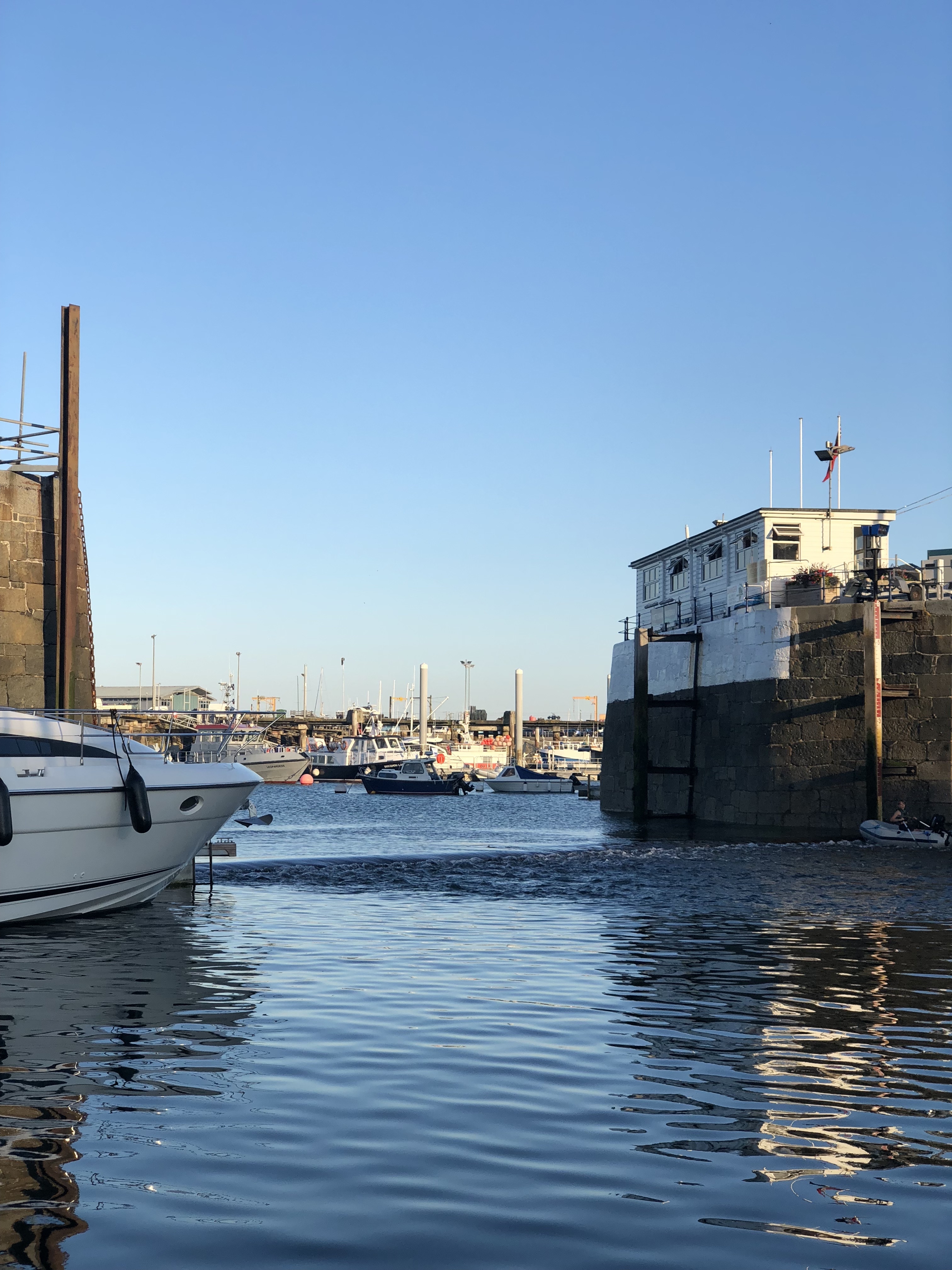 De haveningang van Saint Peter Port