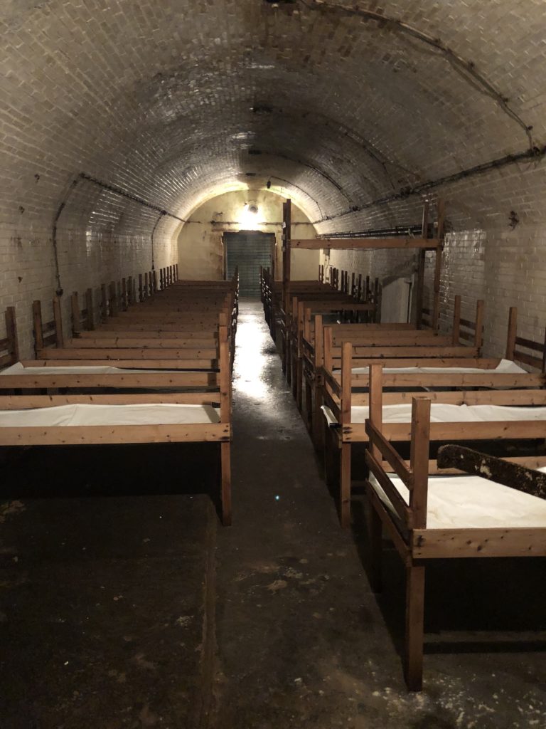 De ziekenzaal in de bunker onder de grond